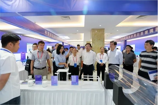 江苏东海：石英砂炼出百亿元硅材料产业
